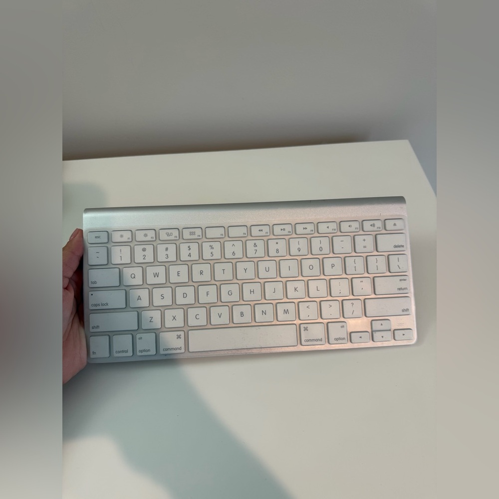 Apple Wireless Silver Keyboard (model A1314)